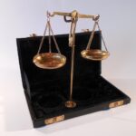 Bilancia per valutare oro usato, evidenziando la differenza tra peso reale e prezzo offert.