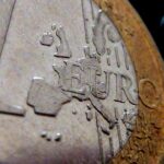 Monete da 2 euro con bordo zigrinato, evidenziando l'errore raro di mancanza della zigrinatura.