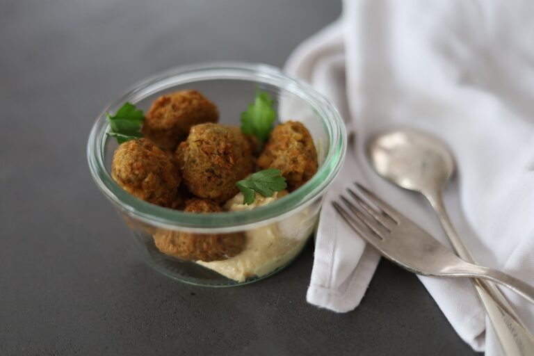 Falafel dorati e croccanti realizzati con ceci secchi ammollati, pronti da gustare.