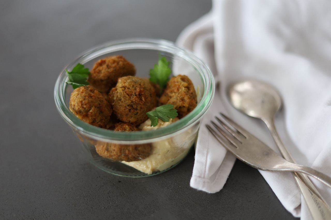 Falafel dorati e croccanti realizzati con ceci secchi ammollati, pronti da gustare.