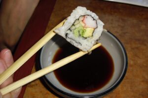 Riso per sushi non appiccicoso con ciotola e ingredienti per la preparazione.