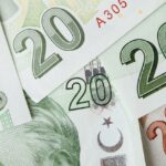 Persona anziana che riceve una lettera sul canone RAI, simbolo di esenzione per età.